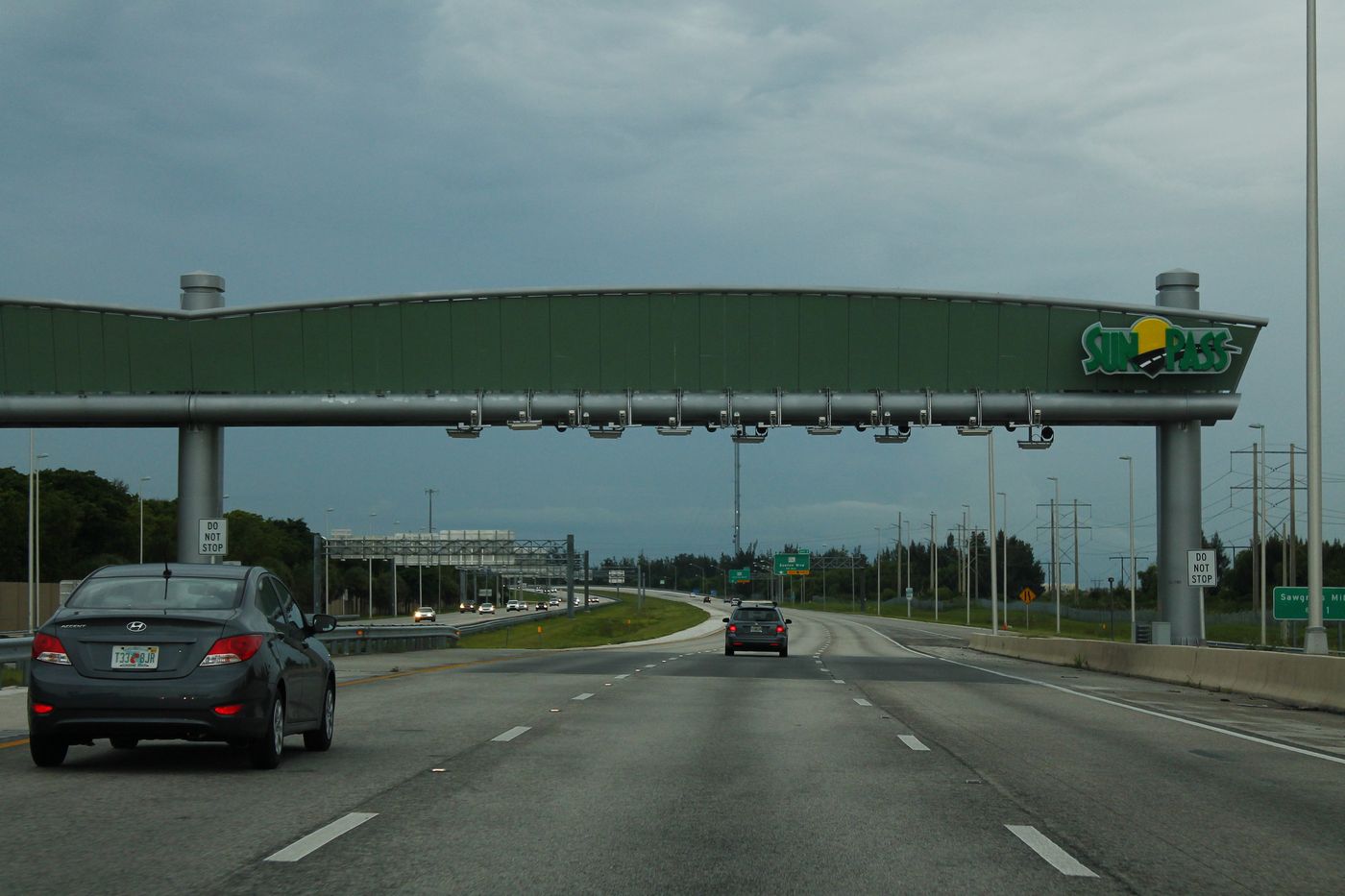 A cashless tolling gantry spanning a Florida expressway.